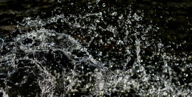 bir karanlık bokeh arka plan üstünde su damlaları