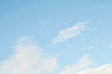 Beyaz bulutlu mavi gökyüzü