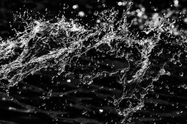 bir karanlık bokeh arka plan üstünde su damlaları