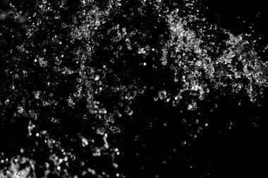 İçinde karanlık bir uçuş, ufuk bokeh su damlaları ile su sıçrama.