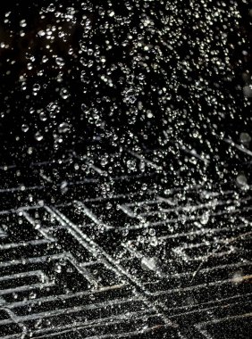 İçinde karanlık bir uçuş, ufuk bokeh su damlaları ile su sıçrama.