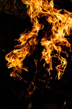 alevler siyah arkaplanda