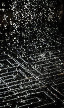 İçinde karanlık bir uçuş, ufuk bokeh su damlaları ile su sıçrama.