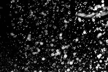 İçinde karanlık bir uçuş, ufuk bokeh su damlaları ile su sıçrama.