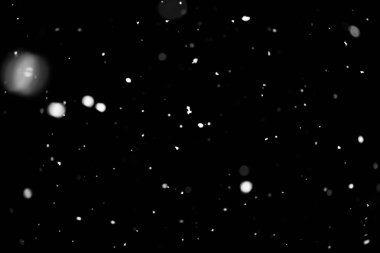 Kar fırtınası doku. Siyah arka plan, ışıkları bokeh vurdu kar taneleri havada uçan