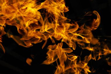 alevler siyah arkaplanda