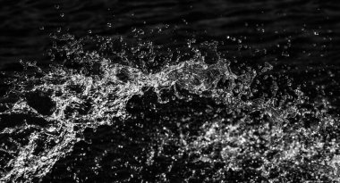 bir karanlık bokeh arka plan üstünde su damlaları