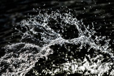 bir karanlık bokeh arka plan üstünde su damlaları