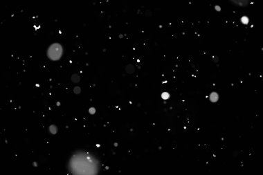 Kar fırtınası doku. Siyah arka plan, ışıkları bokeh vurdu kar taneleri havada uçan