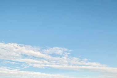 Beyaz bulutlu mavi gökyüzü