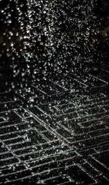 İçinde karanlık bir uçuş, ufuk bokeh su damlaları ile su sıçrama.