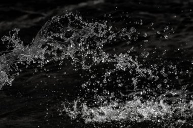 bir karanlık bokeh arka plan üstünde su damlaları