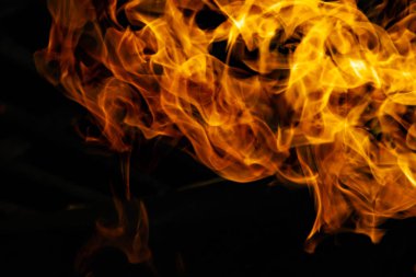 alevler siyah arkaplanda