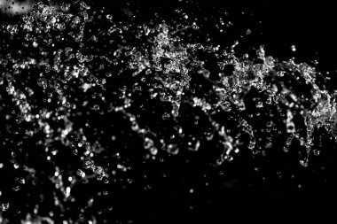 İçinde karanlık bir uçuş, ufuk bokeh su damlaları ile su sıçrama.