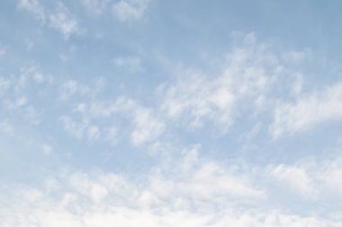 Beyaz bulutlu mavi gökyüzü