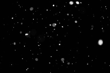 Kar fırtınası doku. Siyah arka plan, ışıkları bokeh vurdu kar taneleri havada uçan