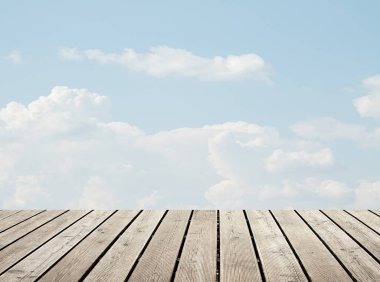 bulutlu gökyüzü karşı ahşap zemin