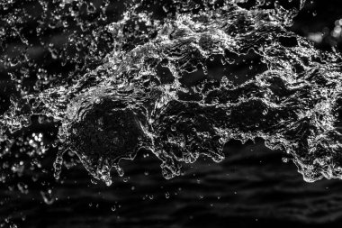 bir karanlık bokeh arka plan üstünde su damlaları