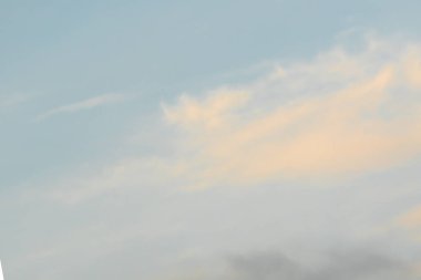 mavi gökyüzü ve beyaz bulutlar gün