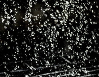 İçinde karanlık bir uçuş, ufuk bokeh su damlaları ile su sıçrama.