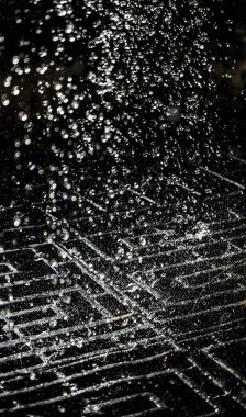 İçinde karanlık bir uçuş, ufuk bokeh su damlaları ile su sıçrama.