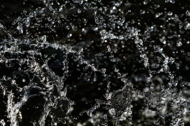 bir karanlık bokeh arka plan üstünde su damlaları