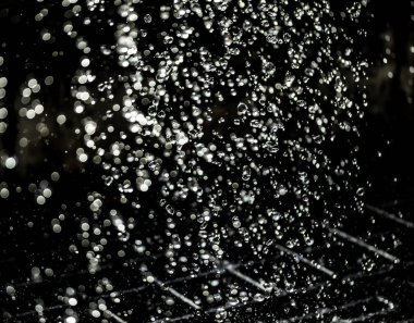 İçinde karanlık bir uçuş, ufuk bokeh su damlaları ile su sıçrama.