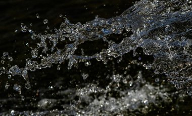 bir karanlık bokeh arka plan üstünde su damlaları