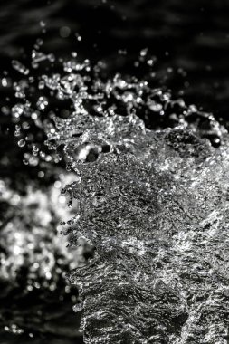 bir karanlık bokeh arka plan üstünde su damlaları