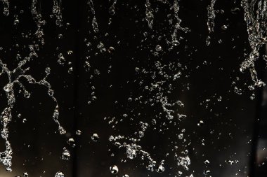 İçinde karanlık bir uçuş, ufuk bokeh su damlaları ile su sıçrama.