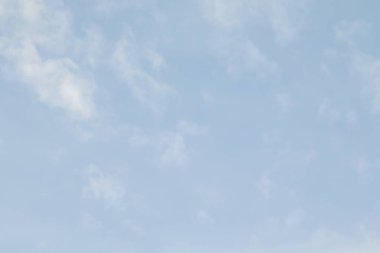 Beyaz bulutlu mavi gökyüzü