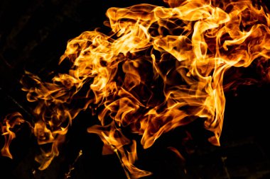 alevler siyah arkaplanda