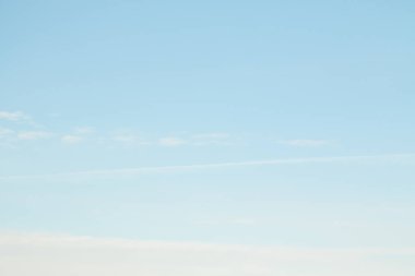 Beyaz bulutlu mavi gökyüzü