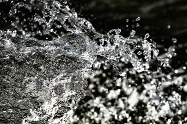 bir karanlık bokeh arka plan üstünde su damlaları