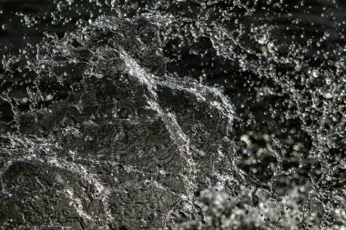 bir karanlık bokeh arka plan üstünde su damlaları