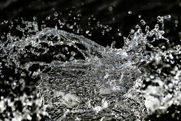 Gocce Acqua Nell Aria Uno Sfondo Scuro Bokeh — Foto Stock