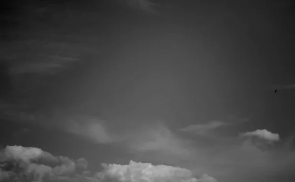 Weiße Wolken Dunklen Himmel Monochrom — Stockfoto
