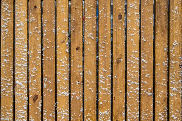 雪背景に木製フェンス — ストック写真
