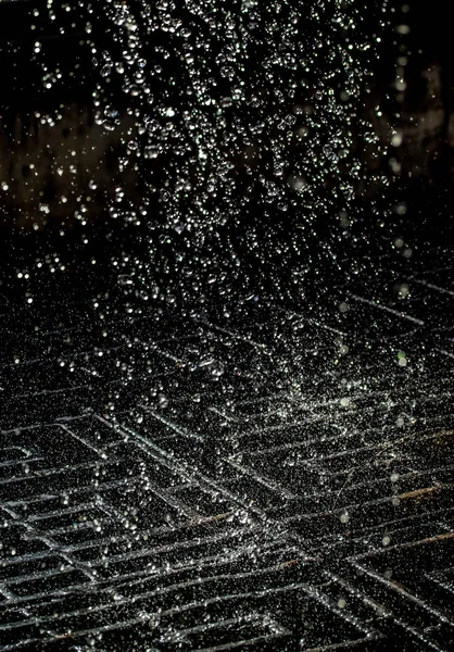 Salpicos Água Escuro Com Uma Gota Água Voando Bokeh Desfocado — Fotografia de Stock