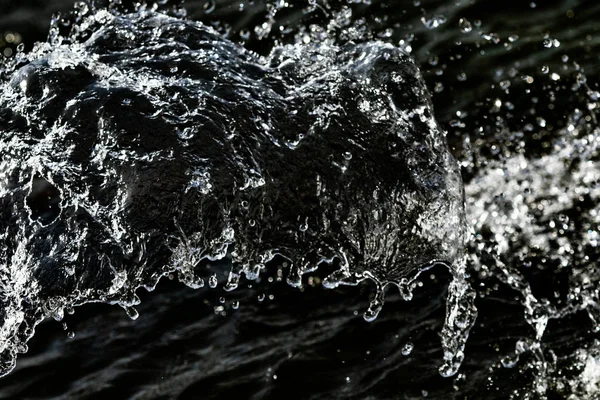 Waterdruppels Lucht Achtergrond Van Een Donker Bokeh — Stockfoto