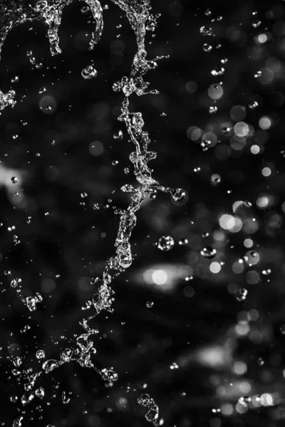 Salpicaduras Agua Oscuridad Con Gotas Agua Volando Bokeh Desenfocado — Foto de Stock