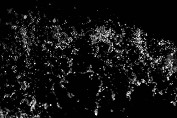 Воды брызги в темноте с каплями воды летят, обезжиренный боке
.
