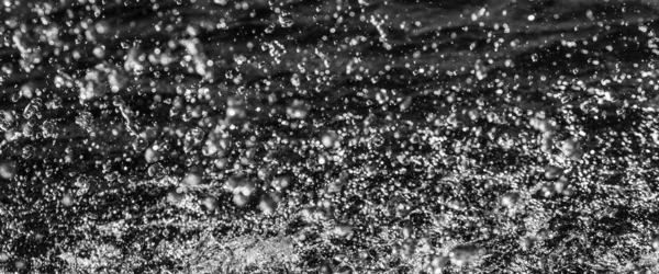 Gocce Acqua Nell Aria Uno Sfondo Scuro Bokeh — Foto Stock