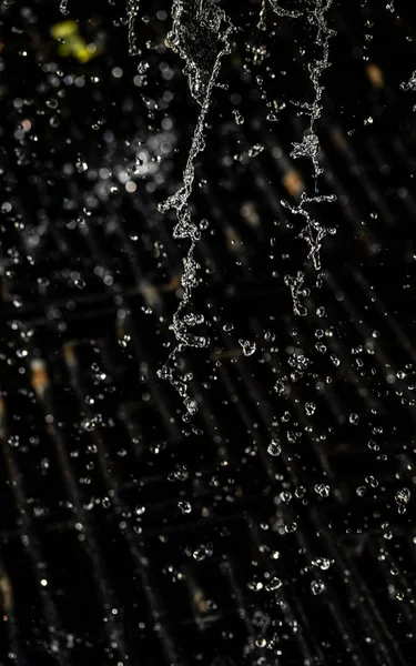 Salpicaduras Agua Oscuridad Con Gotas Agua Volando Bokeh Desenfocado —  Fotos de Stock