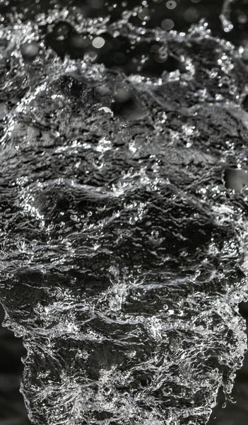 Wasserspritzer Dunkeln Mit Einem Tropfen Fliegendem Wasser Defokussiertes Bokeh — Stockfoto