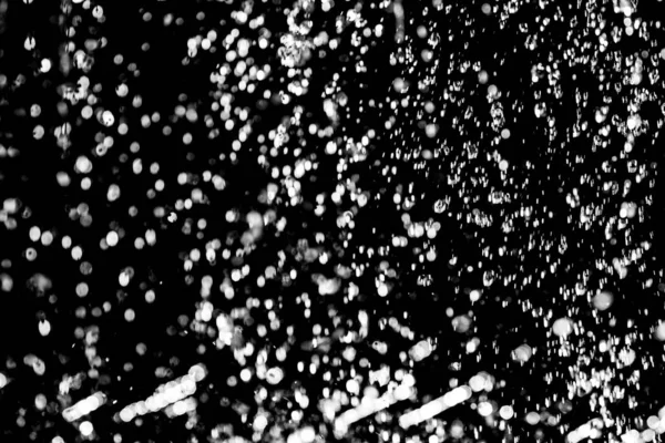 Splash Water Στο Σκοτάδι Μια Σταγόνες Του Νερού Που Φέρουν — Φωτογραφία Αρχείου