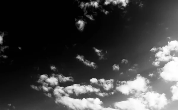 Λευκά Σύννεφα Ένα Σκοτεινό Ουρανό Μονόχρωμη — Φωτογραφία Αρχείου