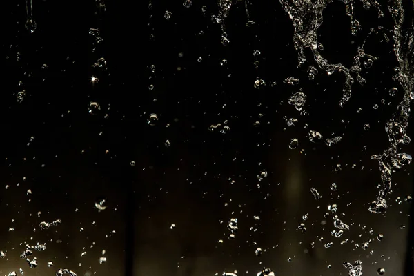 Salpicos Água Escuro Com Uma Gota Água Voando Bokeh Desfocado — Fotografia de Stock