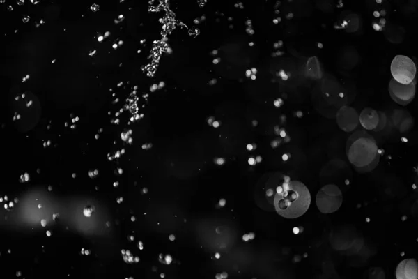 Salpicaduras Agua Oscuridad Con Gotas Agua Volando Bokeh Desenfocado — Foto de Stock