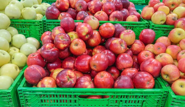 Äpfel Den Regalen Korb — Stockfoto